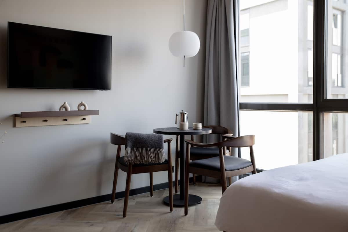 1 habitación, tabla de planchar con plancha, wifi gratis y ropa de cama