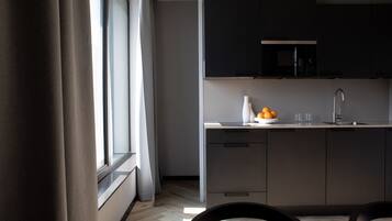 Full-size fridge, microwave, stovetop, dishwasher