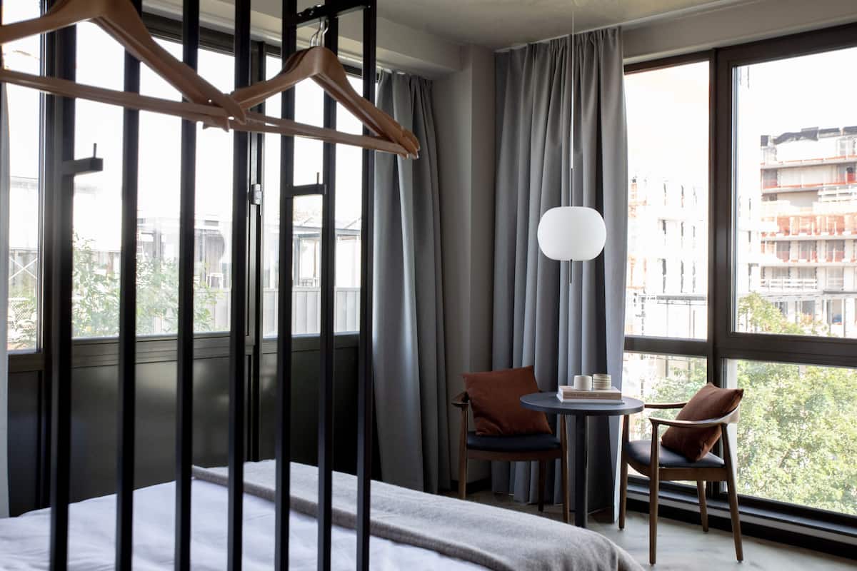 1 habitación, tabla de planchar con plancha, wifi gratis y ropa de cama