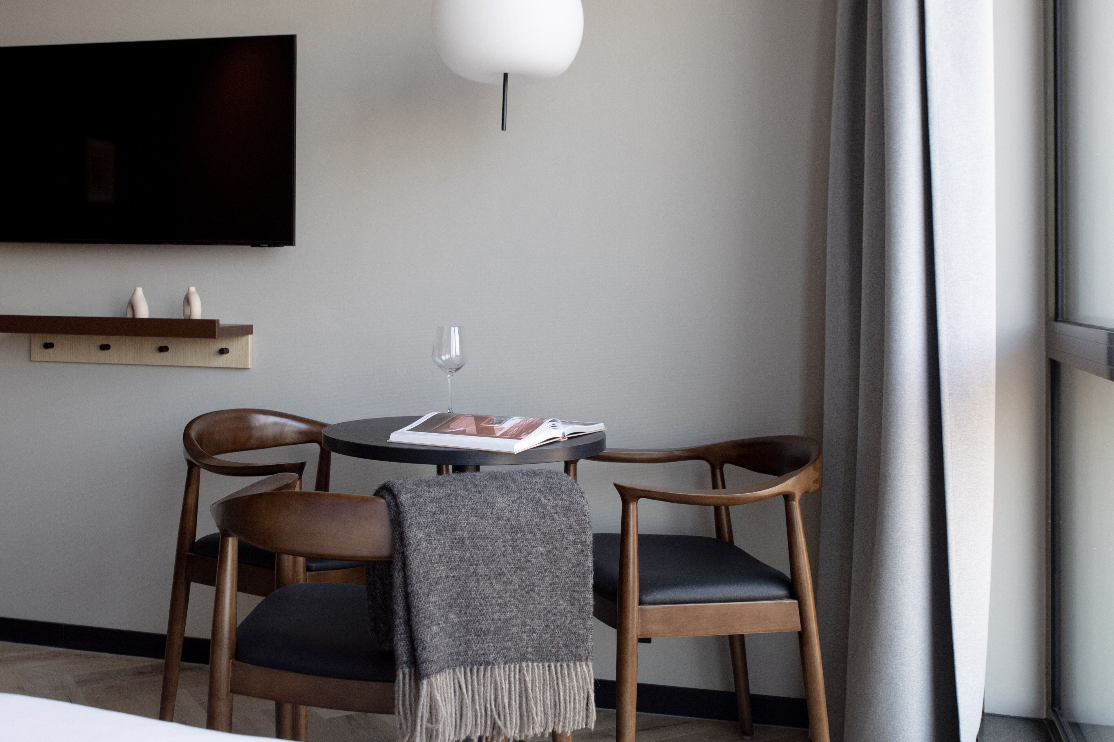 Superior studio | Woonruimte | Een 55-inch ledtelevisie met digitale zenders en een televisie