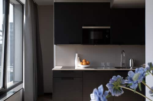 Refrigerador con congelador, microondas y parrilla de estufa