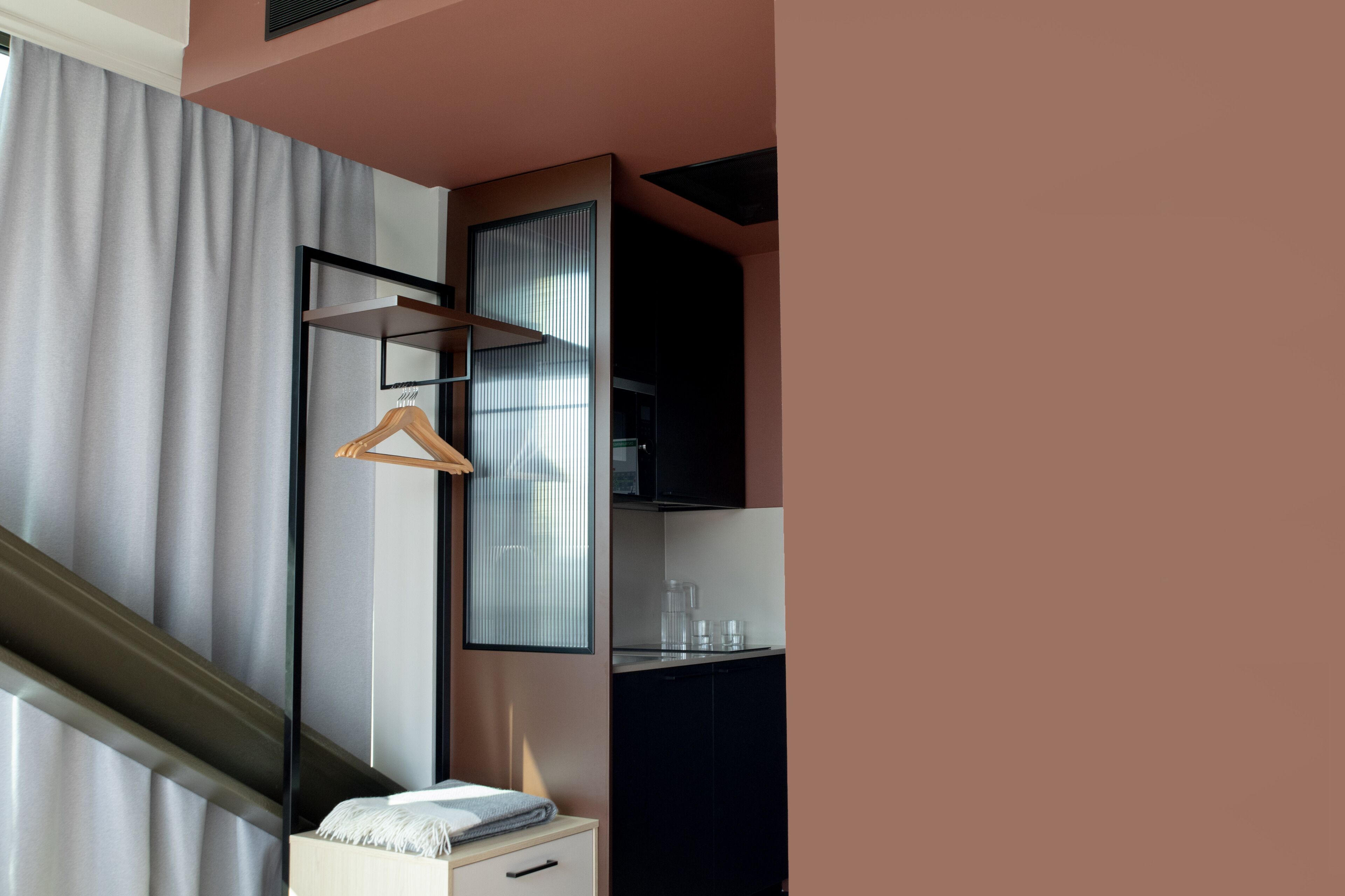 Une chambre à coucher comprenant un lit, une table de chevet, une commode, un miroir et une armoire.