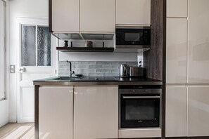 Réfrigérateur, micro-ondes, four, lave-vaisselle