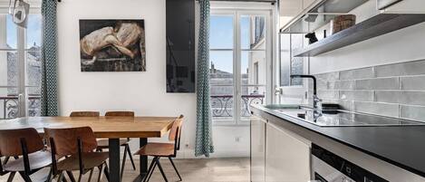 Jääkaappi, mikroaaltouuni, uuni, liesi