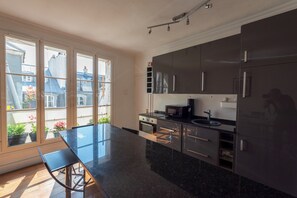 Jääkaappi, mikroaaltouuni, uuni, astianpesukone