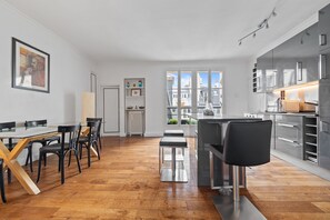Réfrigérateur, four à micro-ondes, un four, lave-vaisselle