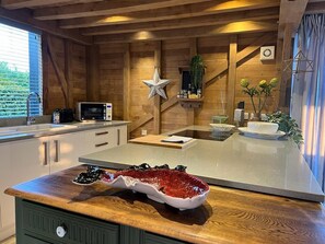 Family Cottage, 2 Bedrooms | Private kitchen