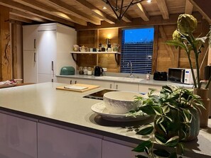 ChaumiÚre familiale, 2 chambres | Cuisine privée | Réfrigérateur grande capacité avec congélateur, four à micro-ondes