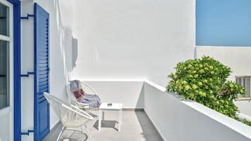 Cycladic Patio Studio in Naousa, Ground Floor | Terraza o patio