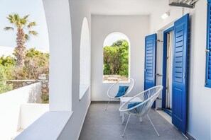 Cycladic Patio Studio in Naousa, Ground Floor | 花园景观