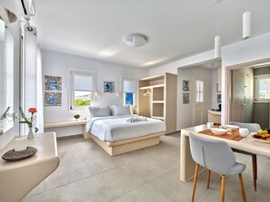 Urban Comfort Studio in Naousa, 1st Floor | Seprai premium, setrika/meja setrika, Wi-Fi gratis, dan seprai linen