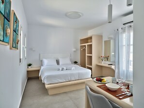Urban Comfort Studio in Naousa, 1st Floor | Ropa de cama de alta calidad y tabla de planchar con plancha 