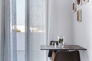 Urban Comfort Studio in Naousa, 1st Floor | Premium bedding, iron/ironing board, free WiFi, bed sheets - Bedspot Apartments Paros (Paros)