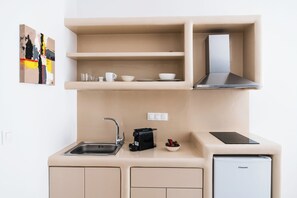 Classic Town Apartment in Naousa, Ground Floor | 私人小型廚房 | 小冰箱、義式濃縮咖啡機、咖啡機/沖茶器、電熱水壺