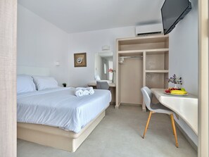 Cycladic Patio Studio in Naousa, Ground Floor | 高級寢具、熨斗/熨衣板、免費無線上網、床單