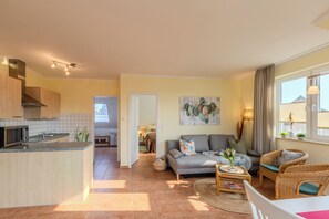 TV, books - Quiet vacation apartment for two close to the beach - Bed & Bike certified (Loddin)