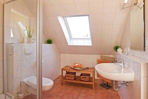 Douche, sèche-cheveux, serviettes fournies, savon