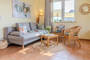 TV, books - Vacation for 2 adults ideal for cycling on Usedom - Bed & Bike certificate  (Loddin)