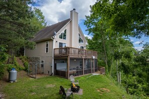 Exterior - Fire Pit - Hot Tub - Charcoal Grill (Bryson City)