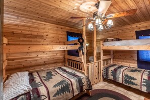 3 bedrooms, free WiFi, bed sheets - Customer Appreciation Year!! See Discount information in Ad (Bryson City)