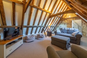 TV, fireplace - St Michael's Cottage (4), Wells-next-the-Sea, Norfolk (Wells-next-the-Sea)