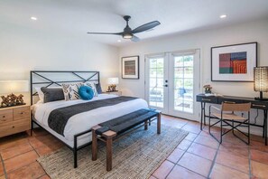 7 Schlafzimmer, Schreibtisch, Bügeleisen/Bügelbrett, Reisekinderbett
