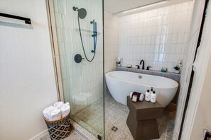 Shower, hair dryer, towels, shampoo - Spacious Desert Home | Heated Pool (Scottsdale)