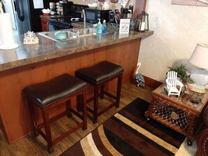 冷蔵庫、電子レンジ、オーブン、コンロ