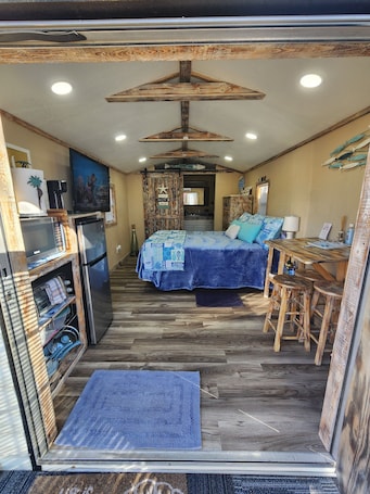 1 bedroom, iron/ironing board, free WiFi, bed sheets. The Sea Shed