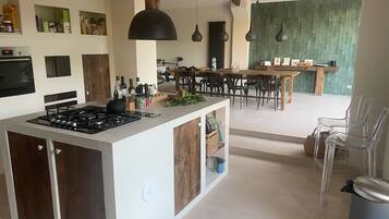 Fridge, oven, stovetop, dishwasher