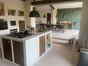 ثلاجة، فرن، موقد طهي مسطح، غسالة أطباق