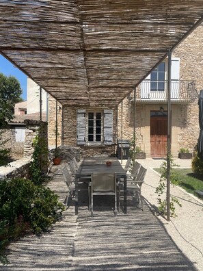 تناول الطعام بالخارج