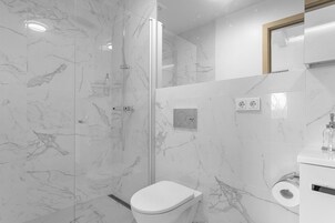Apartamento estándar | Baño | Ducha, artículos de higiene personal gratuitos y secador de pelo