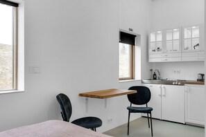 Standard Apartment | Makan dalam bilik