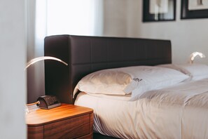 1 bedroom, desk, WiFi, bed sheets