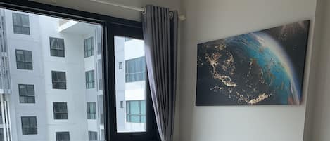 1 bedroom, desk, Internet