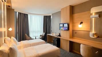 Business kamer, 1 twee- of 2 eenpersoonsbedden | Luxe beddengoed, een minibar, een kluis op de kamer, een bureau