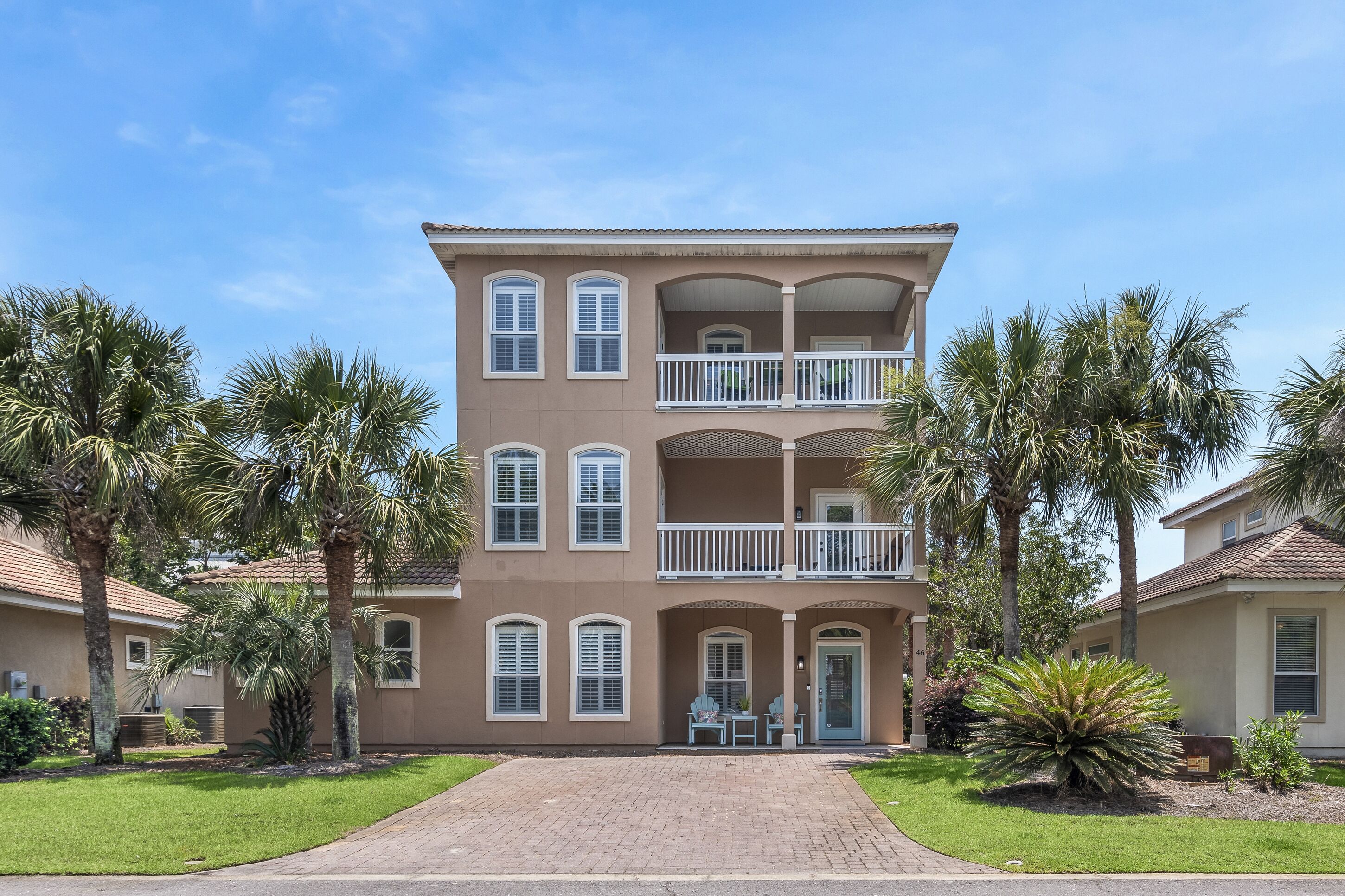 Gulf Views ~ Short Walk to the Beach and Restaurants ~ Oversized Back Patio