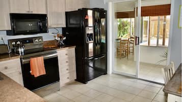 Microondas, horno, placa de cocina y lavavajillas