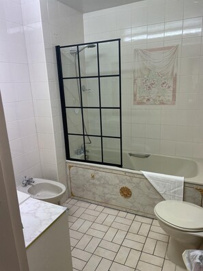 Apartment | Bathroom | Combined shower/tub, deep soaking tub, hair dryer, towels