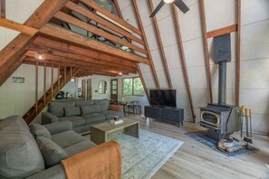 Smart TV, fireplace, books, offices - Casa del Lago by Innsbrook Vacations! (Innsbrook)