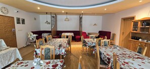 朝食 (オーダー形式)、毎日提供 (1 名様 40 PLN)