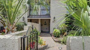 Exterior detail - Sunset Rentals | Continental Club 16 (Hilton Head Island)