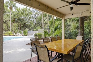 Outdoor dining - Sunset Rentals | Continental Club 16 (Hilton Head Island)