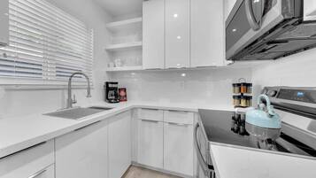 Geladeira, micro-ondas, fogão, cooktop