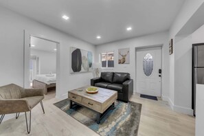 2 chambres, fer et planche à repasser, Wi-Fi, draps fournis