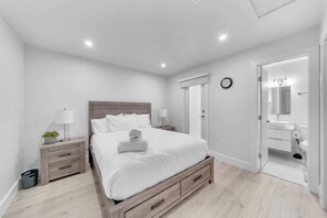 2 slaapkamers, een strijkplank/strijkijzer, wifi, beddengoed