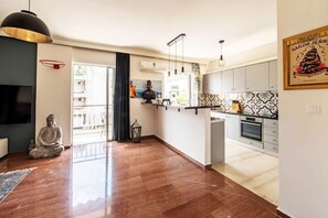 Fridge, microwave, oven, stovetop - Funky apartment in Zografou (Zografou)