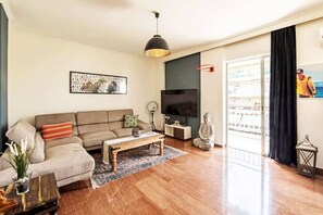 TV, offices - Funky apartment in Zografou (Zografou)