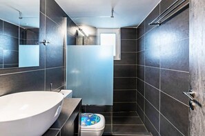 Shower, hair dryer, towels - Funky apartment in Zografou (Zografou)